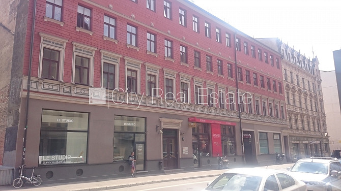 Фасадный дом, реновированный дом, вход с улицы, лестничная клетка после Рига - изображение 9