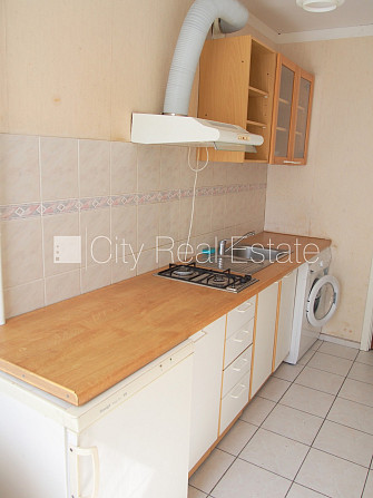 Fasādes māja, labiekārtota apzaļumota teritorija, iežogota teritorija, ieeja no pagalma, logi Rīga - foto 9