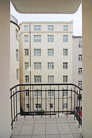 Fasādes māja, renovēta māja, slēgts pagalms, ir lifts, kāpņu telpa pēc kapitālā remonta, Rīga - foto 12