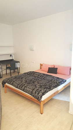 Fasādes māja, ir lifts, kāpņu telpa pēc kosmētiskā remonta, studio tipa, virtuve apvienota Rīga - foto 6