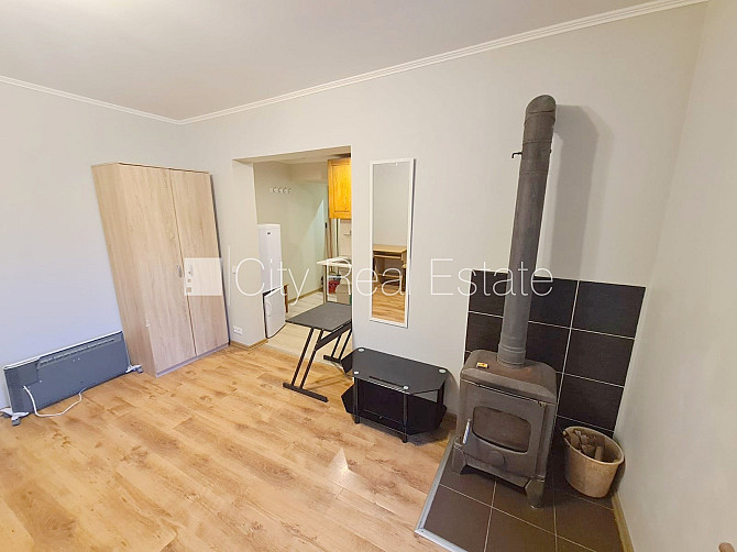 Fasādes māja, ieeja no ielas, logi vērsti uz pagalma pusi, istaba izolēta 18 m2, augstie Rīga - foto 8