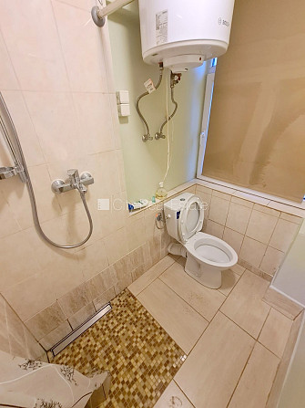 Fasādes māja, ieeja no ielas, logi vērsti uz pagalma pusi, istaba izolēta 18 m2, augstie Rīga - foto 13