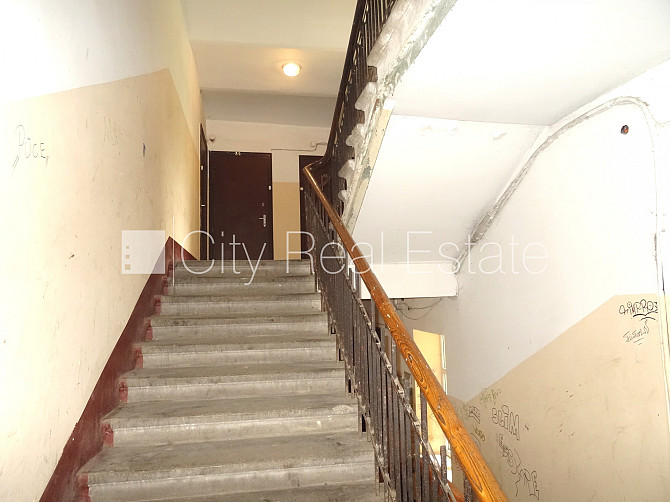 Fasādes māja, ieeja no ielas, logi vērsti uz pagalma pusi, istaba izolēta 18 m2, augstie Rīga - foto 18