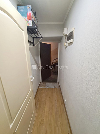 Fasādes māja, ieeja no ielas, logi vērsti uz pagalma pusi, istaba izolēta 18 m2, augstie Rīga - foto 16