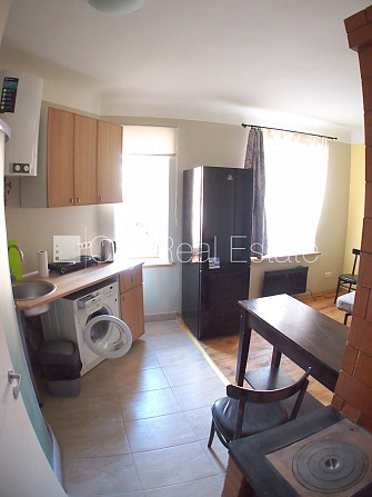 Fasādes māja, ieeja no ielas, logi vērsti uz pagalma pusi, studio tipa, virtuve apvienota ar Rīga - foto 7