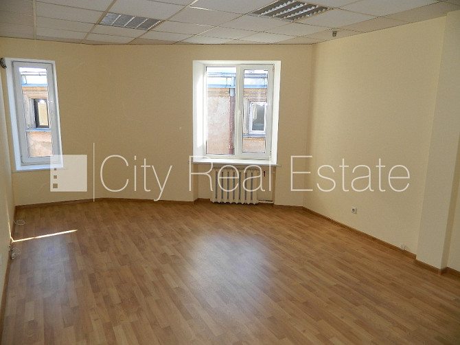 Фасадный дом, вход с улицы, лифт, лестничная клетка после косметического ремонта, Рига - изображение 1