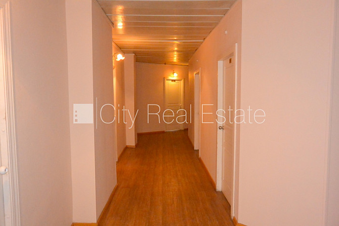 Фасадный дом, объект охраняет физическая охрана, вход с улицы, лифт, лестничная Рига - изображение 7