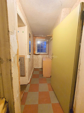 Фасадный дом, вход с улицы, окна выходят на улицу, одна изолированная комната, Рига - изображение 7