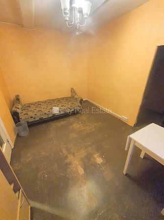 Фасадный дом, вход с улицы, окна выходят на улицу, одна изолированная комната, Рига - изображение 3