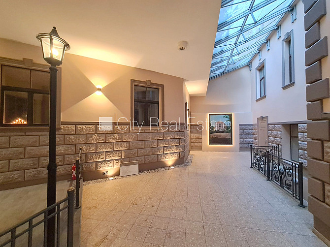 Pagalma ēka, renovēta māja, ieeja no ielas un pagalma, ir lifts, kāpņu telpa pēc kapitālā Rīga - foto 13