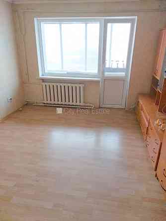 Фасадный дом, кирпичные стены, благоустроенный озеленённый двор, лестничная Тукумс и район