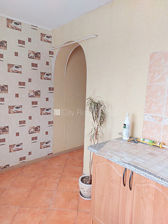 Фасадный дом, кирпичные стены, благоустроенный озеленённый двор, лестничная Тукумс и район - изображение 8