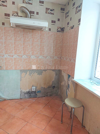 Фасадный дом, кирпичные стены, благоустроенный озеленённый двор, лестничная Тукумс и район - изображение 10