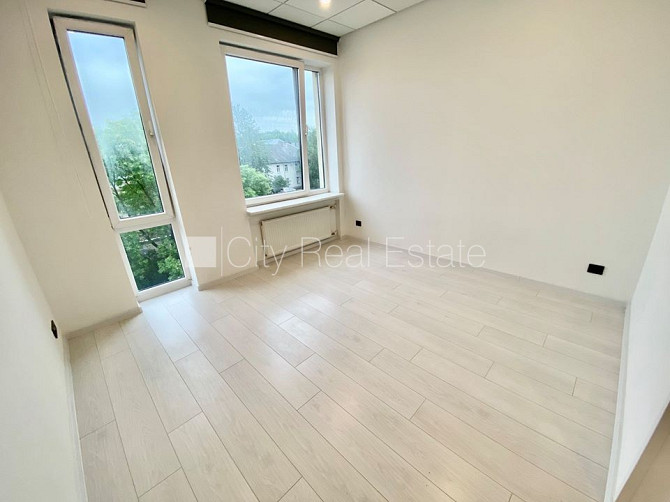 Fasādes māja, renovēta māja, ieeja no ielas, ir lifts, kāpņu telpa pēc kapitālā remonta, Rīga - foto 2