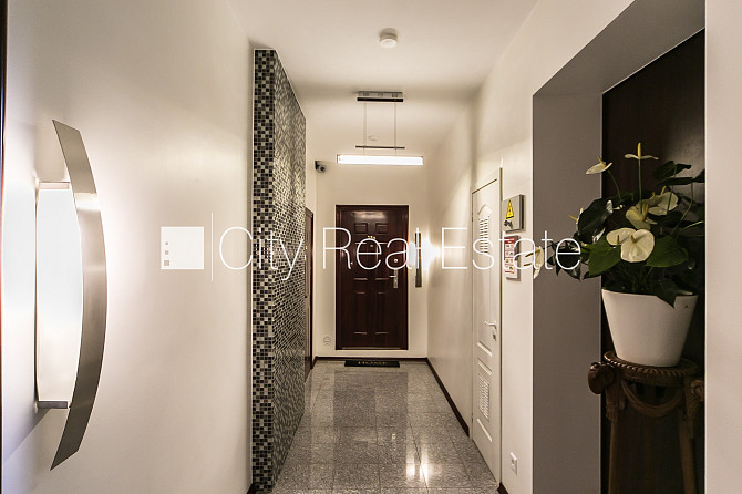 Fasādes māja, renovēta māja, ieeja no ielas, ir lifts, kāpņu telpa pēc kapitālā remonta, Rīga - foto 11