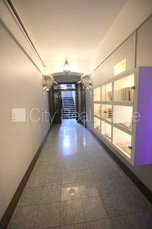 Fasādes māja, renovēta māja, ieeja no ielas, ir lifts, kāpņu telpa pēc kapitālā remonta, Rīga - foto 12