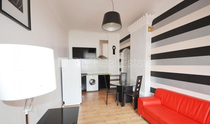 Fasādes māja, renovēta māja, ieeja no ielas, ir lifts, kāpņu telpa pēc kapitālā remonta, Rīga - foto 1