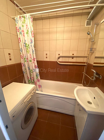 Fasādes māja, labiekārtots apzaļumots pagalms, vieta automašīnai, ir lifts, lodžija, logi Rīga - foto 10