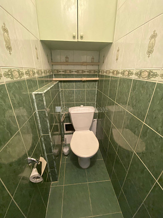 Fasādes māja, labiekārtots apzaļumots pagalms, vieta automašīnai, ir lifts, lodžija, logi Rīga - foto 11