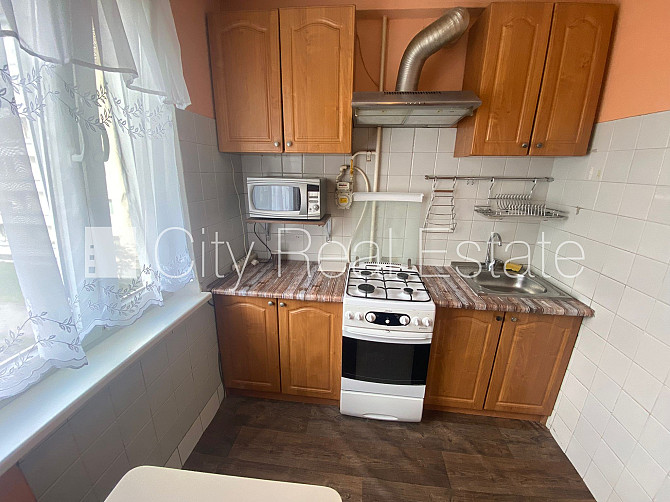 Fasādes māja, labiekārtots apzaļumots pagalms, vieta automašīnai, ir lifts, lodžija, logi Rīga - foto 8