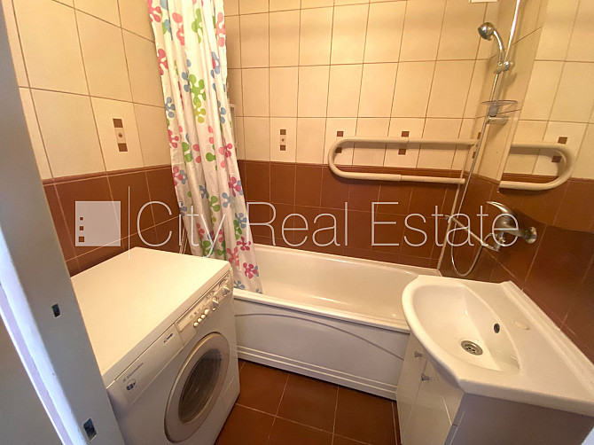 Fasādes māja, labiekārtots apzaļumots pagalms, vieta automašīnai, ir lifts, lodžija, logi Rīga - foto 9