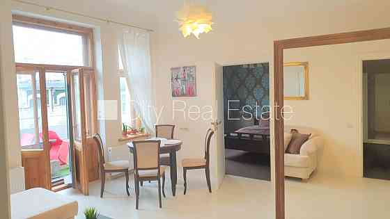 Фасадный дом, реновированный дом, вход с улицы, лифт, лестничная клетка после Rīga