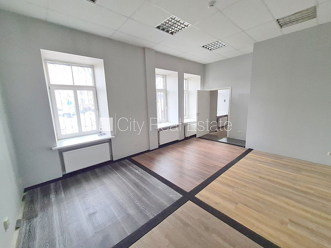 Фасадный дом, на подвальном этаже доступно кладовое помещение, место для машины, Рига - изображение 4