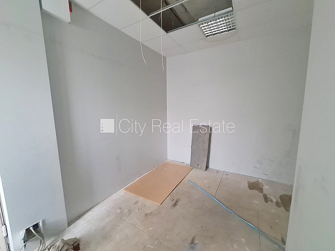 Фасадный дом, на подвальном этаже доступно кладовое помещение, место для машины, Рига - изображение 9