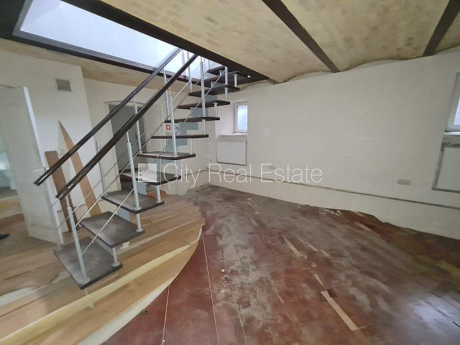 Фасадный дом, на подвальном этаже доступно кладовое помещение, место для машины, Рига - изображение 12