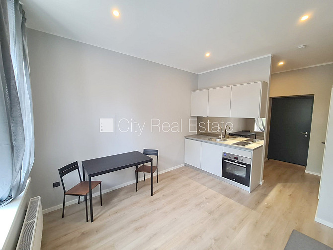 Фасадный дом, реновированный дом, вход с улицы, лестничная клетка после Рига - изображение 1