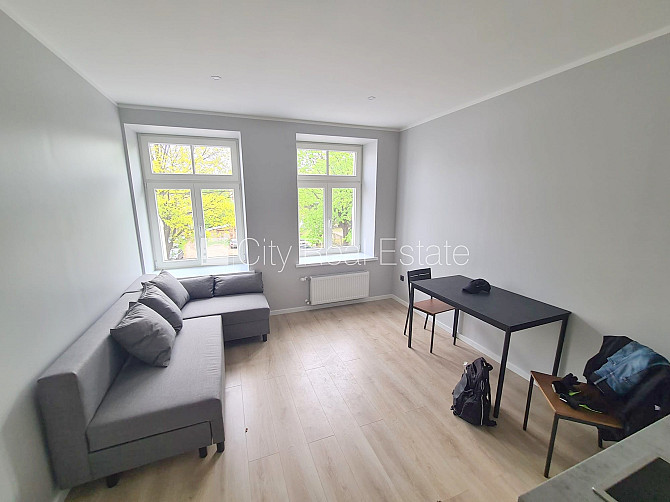 Fasādes māja, renovēta māja, ieeja no ielas, kāpņu telpa pēc kapitālā remonta, logi Rīga - foto 3