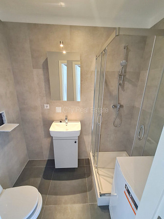 Fasādes māja, renovēta māja, ieeja no ielas, kāpņu telpa pēc kapitālā remonta, logi Rīga - foto 12