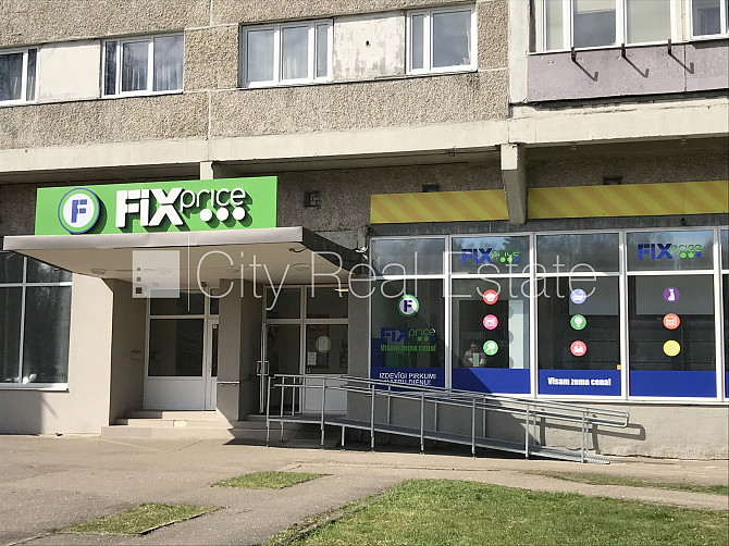 Фасадный дом, вход с улицы, вход со двора, окна выходят на улицу, два входа, Рига - изображение 1