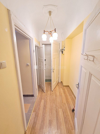 Pagalma māja, slēgts pagalms, ieeja no ielas, kāpņu telpa pēc kosmētiskā remonta, logi Rīga - foto 18