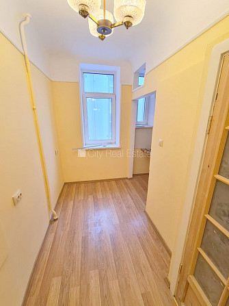 Pagalma māja, slēgts pagalms, ieeja no ielas, kāpņu telpa pēc kosmētiskā remonta, logi Rīga - foto 13