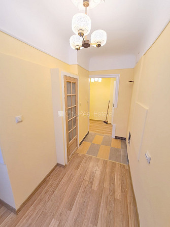 Pagalma māja, slēgts pagalms, ieeja no ielas, kāpņu telpa pēc kosmētiskā remonta, logi Rīga - foto 11