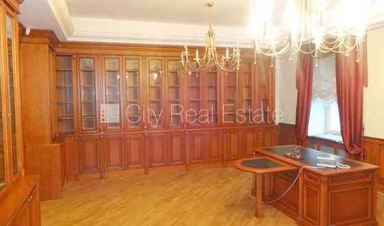 Фасадный дом, вход с улицы, лестничная клетка после косметического ремонта, окна Рига