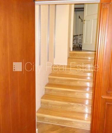 Фасадный дом, вход с улицы, лестничная клетка после косметического ремонта, окна Рига - изображение 9