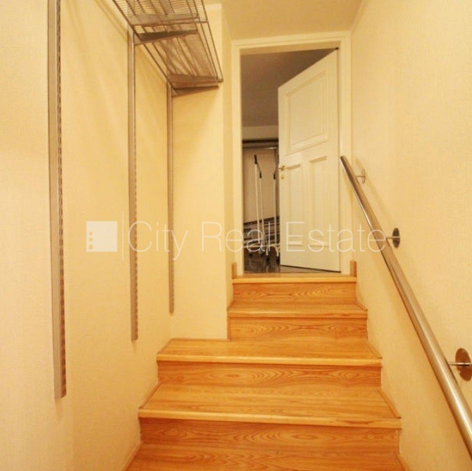 Фасадный дом, вход с улицы, лестничная клетка после косметического ремонта, окна Рига - изображение 20