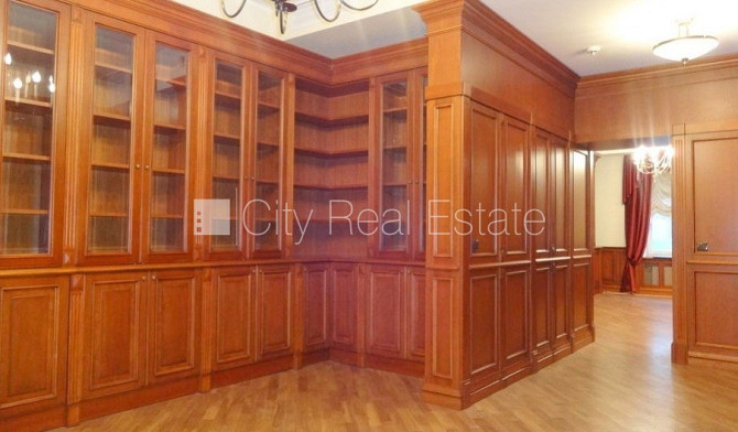 Фасадный дом, вход с улицы, лестничная клетка после косметического ремонта, окна Рига - изображение 8