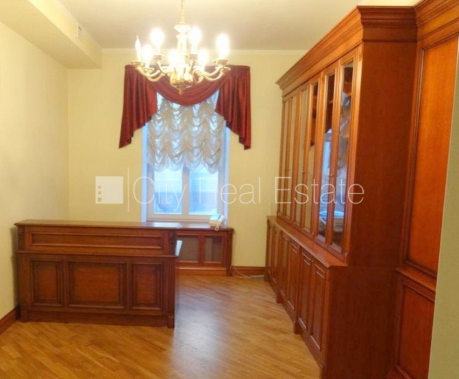 Фасадный дом, вход с улицы, лестничная клетка после косметического ремонта, окна Рига - изображение 17