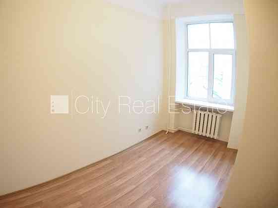 Фасадный дом, вход с улицы, лифт, лестничная клетка после косметического ремонта, Рига