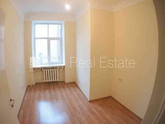 Фасадный дом, вход с улицы, лифт, лестничная клетка после косметического ремонта, Рига