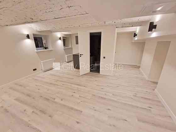 Фасадный дом, реновированный дом, закрытый двор, вход с улицы, полуподвал, Rīga