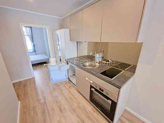 Здание во дворе, реновированный дом, закрытый двор, вход с улицы и со двора, Rīga