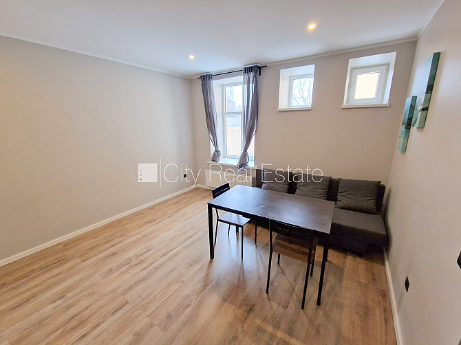 Pagalma ēka, renovēta māja, slēgts pagalms, ieeja no ielas un pagalma, kāpņu telpa pēc Rīga - foto 4