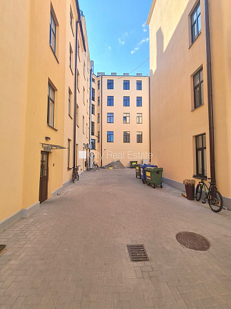 Pagalma ēka, renovēta māja, slēgts pagalms, ieeja no ielas un pagalma, kāpņu telpa pēc Rīga - foto 16