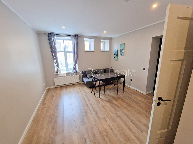 Pagalma ēka, renovēta māja, slēgts pagalms, ieeja no ielas un pagalma, kāpņu telpa pēc Rīga - foto 5