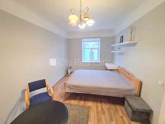 Фасадный дом, закрытый двор, вход с улицы, окна выходят во двор, изолированная Rīga