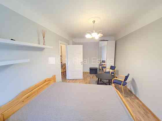 Фасадный дом, закрытый двор, вход с улицы, окна выходят во двор, изолированная Rīga